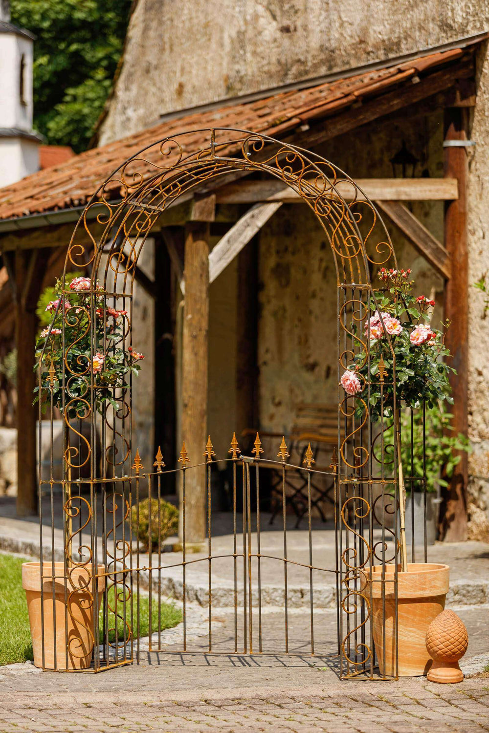 Rosenbogen Calabria mit Tür in unbeschichtet romantisch dekoriert in einem mediterranen Garten