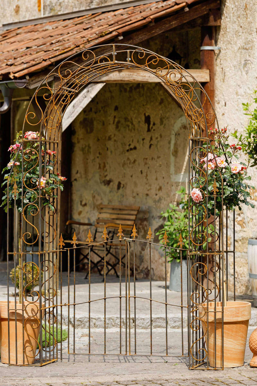 Rosenbogen Calabria mit Tür in unbeschichtet romantisch dekoriert in einem mediterranen Garten